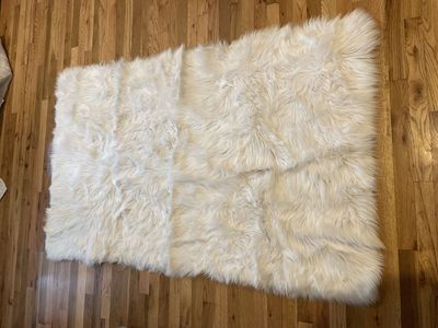 White Rug (BRAND NEW - NEVER USED)