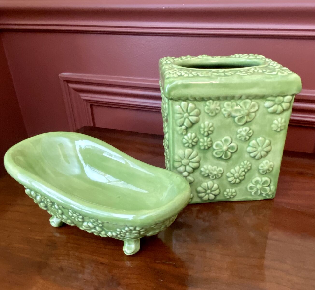 LIKE NEW - Vintage Set Old Fashioned Bathtub Soap Dish + Tissue Cover With Flowers N Bees - C PIX