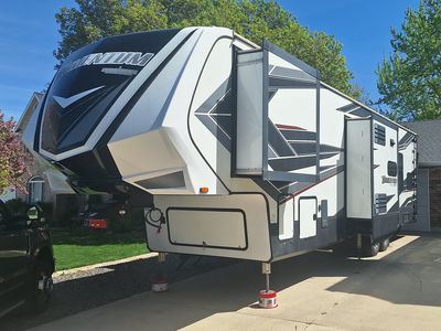 Momentum 2020 349m toyhauler