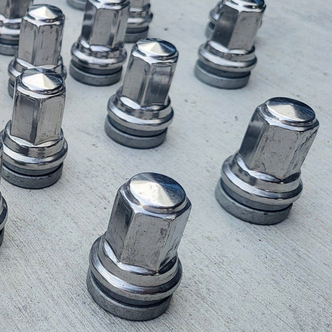 New Ford Super Duty Lug Nut Set F350 F250 F-350