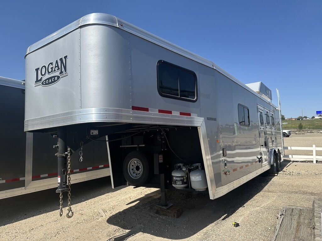 NEW 2023 Logan Bullseye 3 Horse Living Quarters