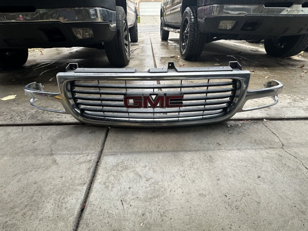 2000 Thru 2006 GMC Sierra Grill