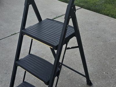 Gorilla 3-Step Light Black Folding Steel Step Stool with Project Tray. Very sturdy - Used