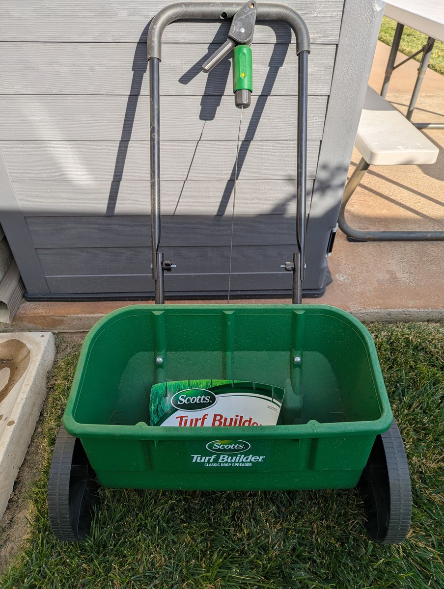 Scotts Turf Builder Classic Drop Spreader