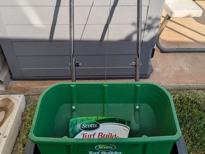 Scotts Turf Builder Classic Drop Spreader