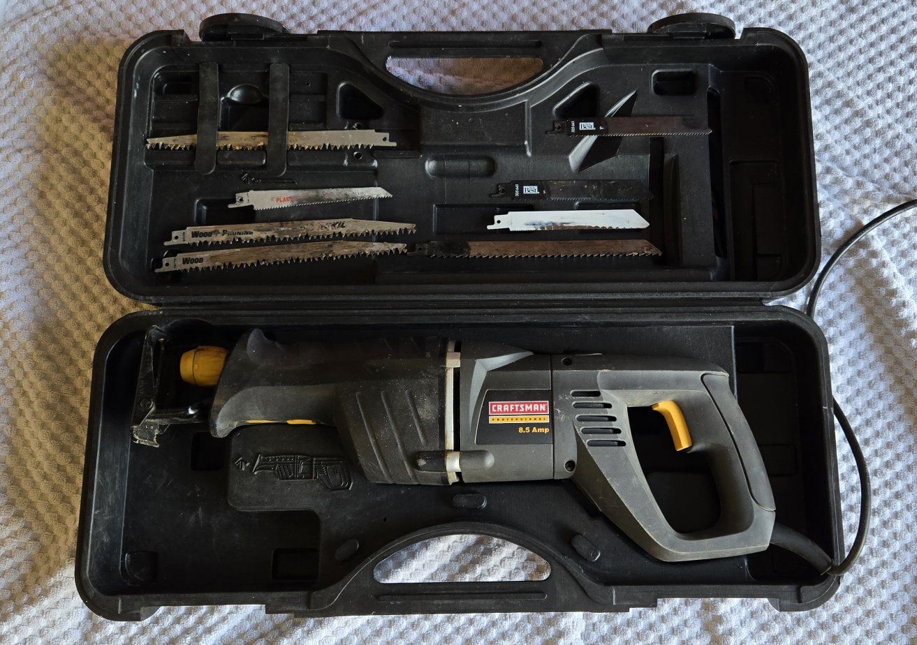 Craftsman Professional 8.5 Amp Corded Reciprocating Saw with Case & 8 Blades & original user manual
