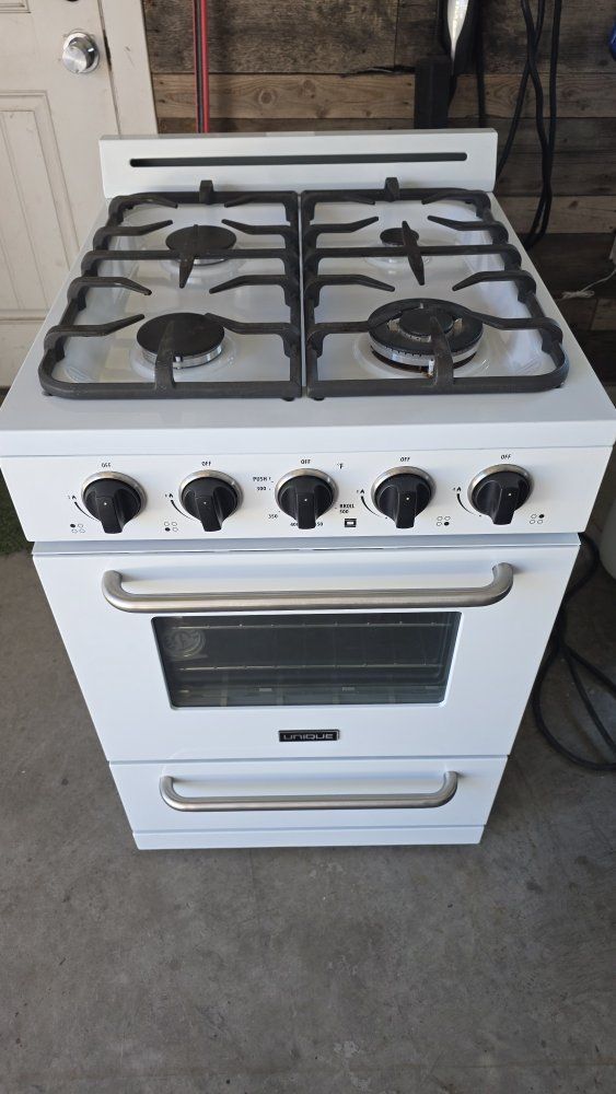 UNIQUE Classic Retro 24" Gas Range Oven - White with Black Trim, 4 Burners