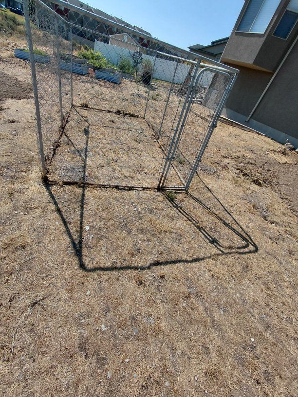 Galvanized Steel Chain-Link Outdoor Dog Kennel Enclosure with Gate