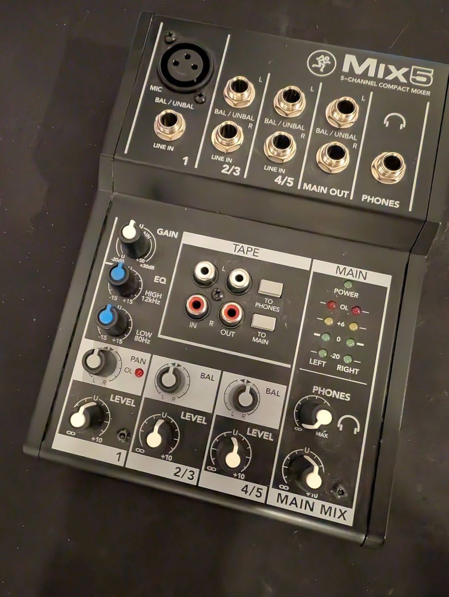 Mackie Mix Series Mix5 5-channel Mixer power supply included