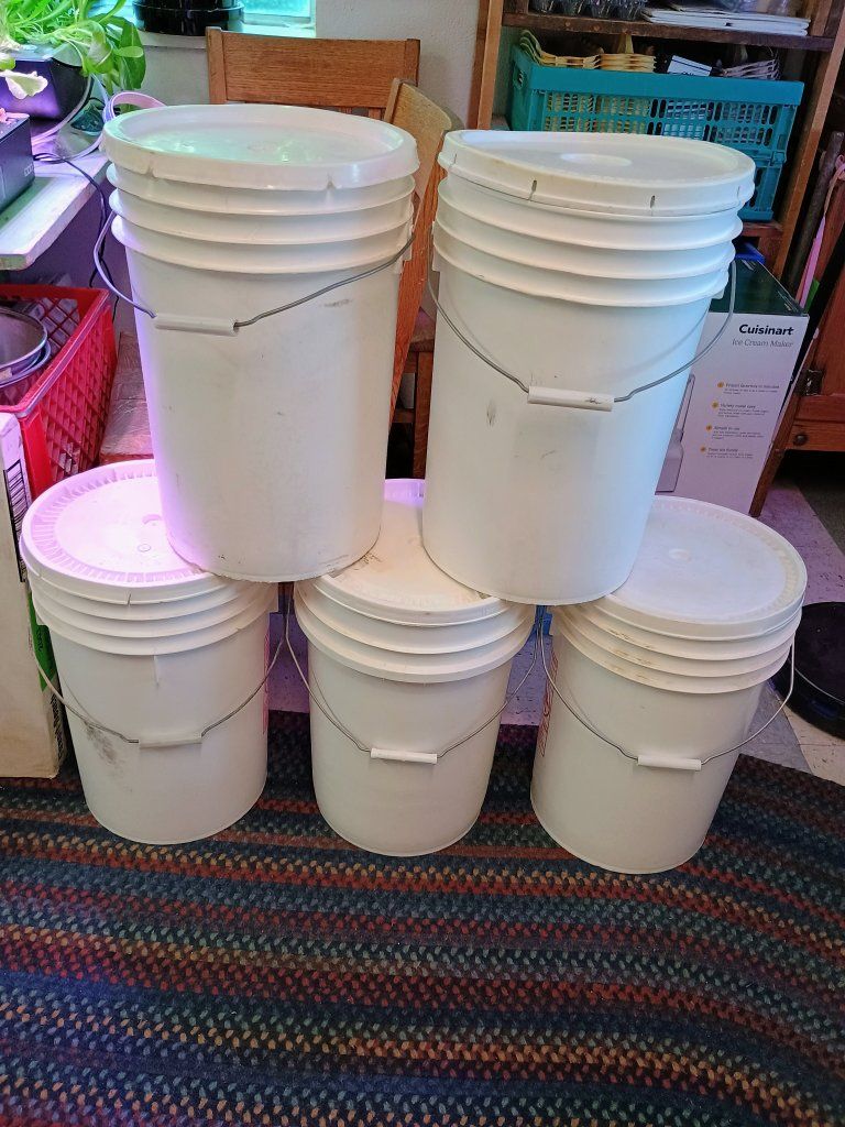 5x Used 7 Gallon White Plastic Buckets with Lids & Metal Handles for Storage/Gardening