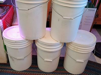 5x Used 7 Gallon White Plastic Buckets with Lids & Metal Handles for Storage/Gardening