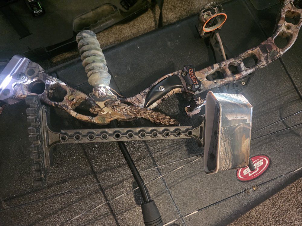 Quest Smoke 70lb Compound Bow Right Handed Camo Hunting Archery Set with Quiver & Sight