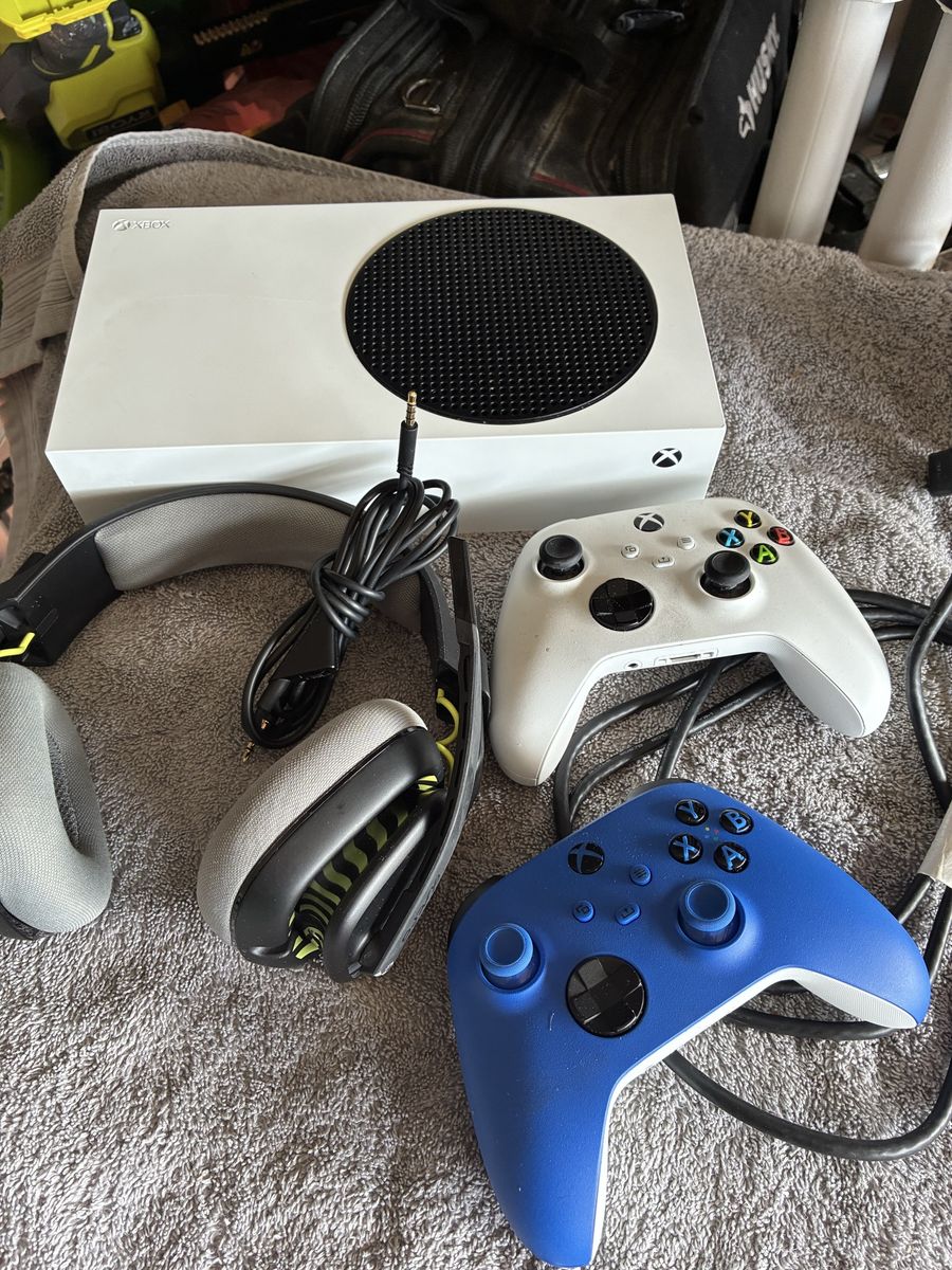 Xbox One Series S w/two controllers and headphones