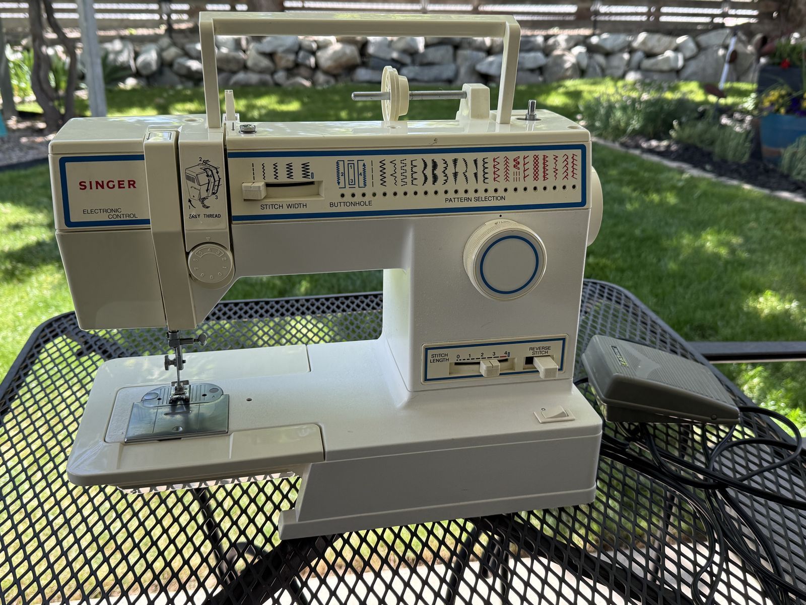 Singer Sewing Machine - vintage 5932 model