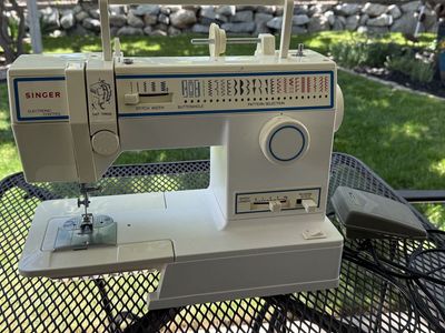 Singer Sewing Machine - vintage 5932 model