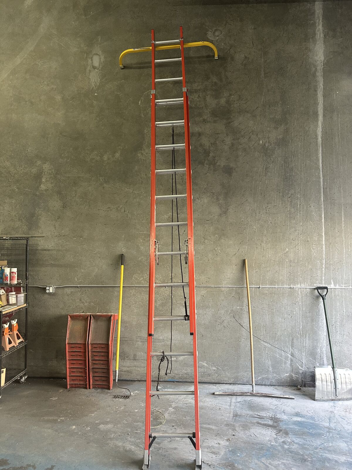 FIBERGLASS EXTENSION LADDER