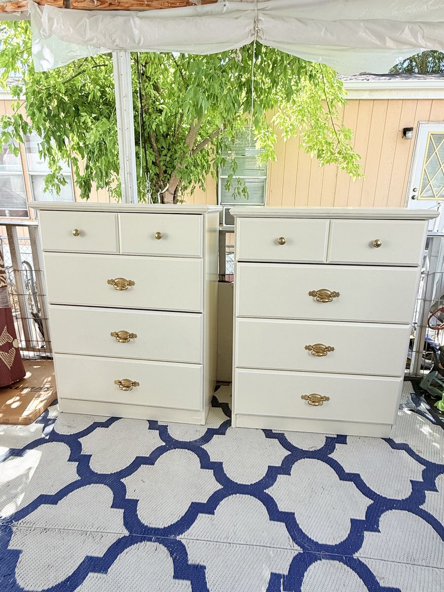 Set 4 pc 2 tall dresser 2 nightstands