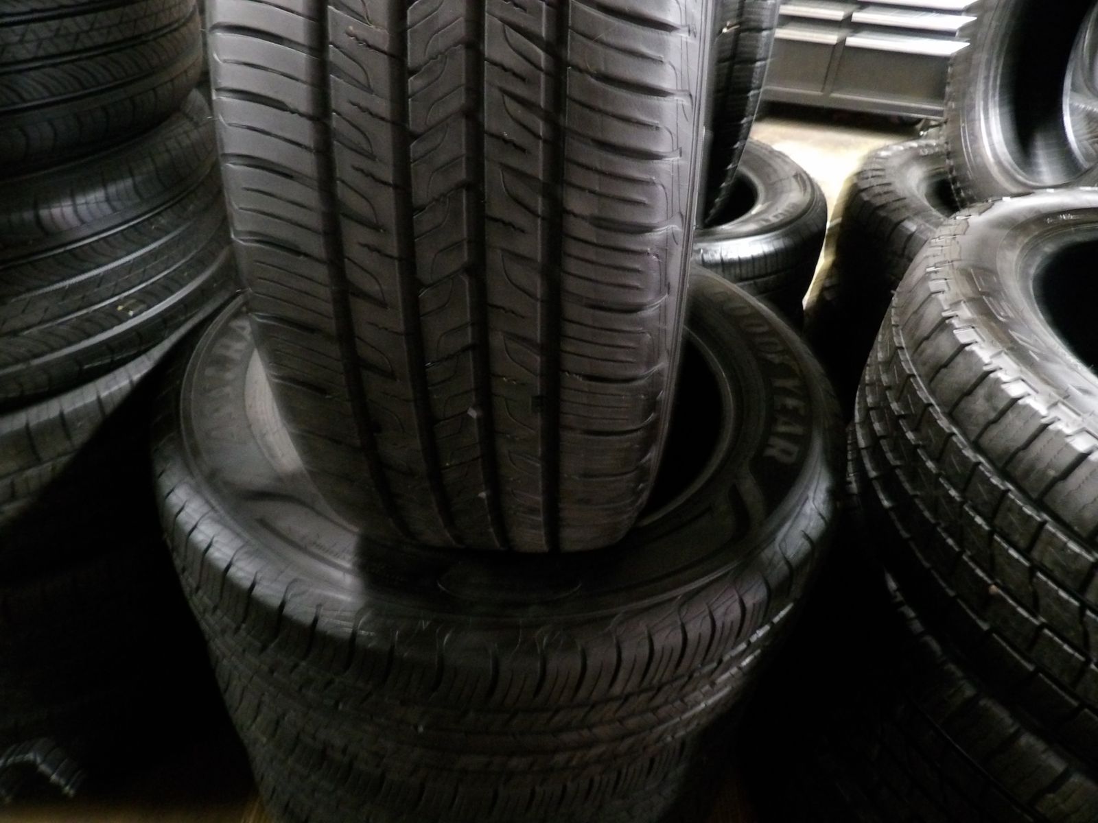 235/60R18 GOODYEAR ASSURANCE CONFORTDRIVE SET OF USED TIRES 