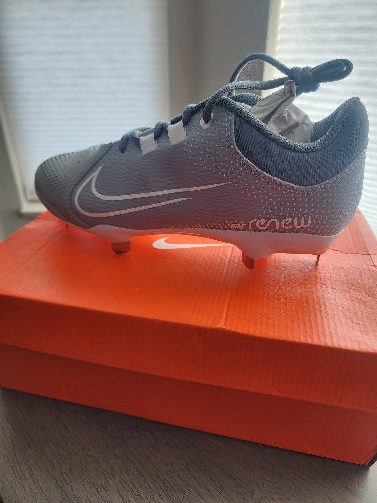 8.5w softball cleats