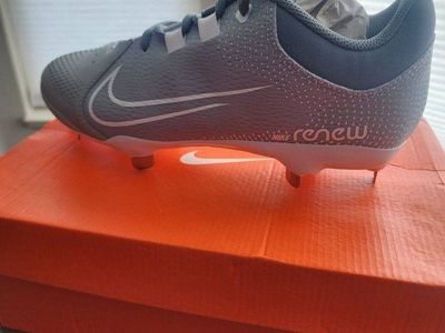 8.5w softball cleats