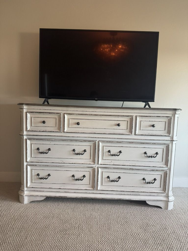 Liberty Furniture 7 Drawer Dresser