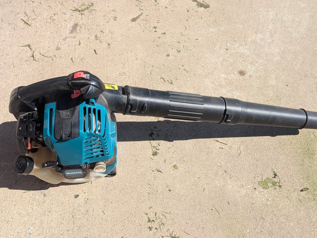Makita CA2500 4 stroke blower