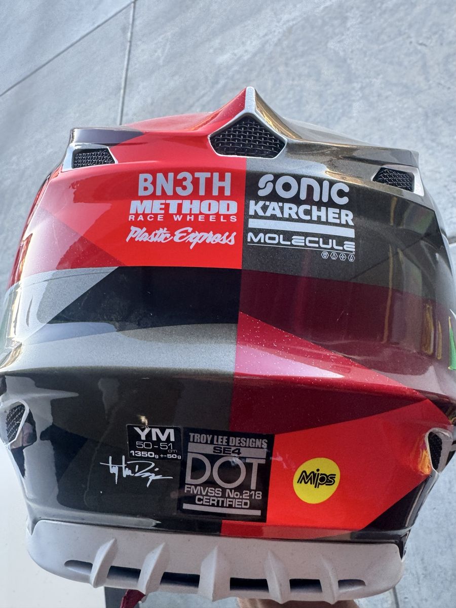 Troy Lee designs kids helmet like new