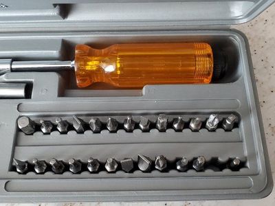 Multi-Bit Screwdriver Set with Magnetic Extension & Case