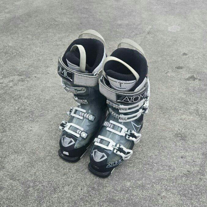 Girl’s Atomic Ski Boots Sz. 4.5-5 Mondo 22-22.5