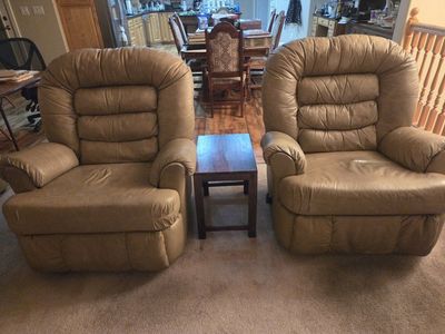2 Recliner Chairs in Pleasant Grove