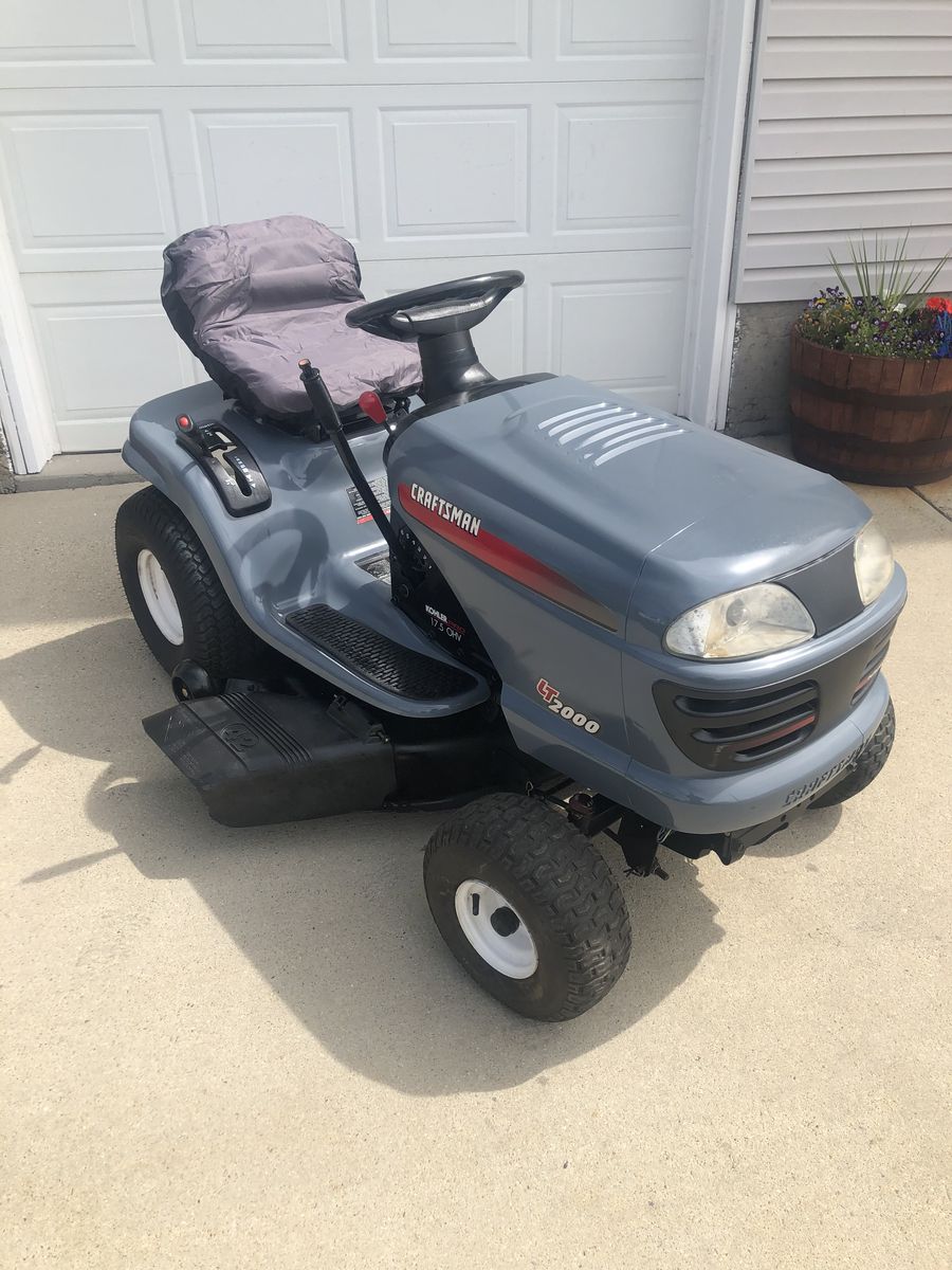 CRAFTSMAN RIDING LAWNMOWER WITH 42 INCH DECK
