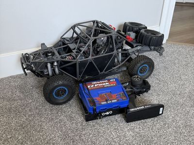 Traxxas UDR with batteries/ charger