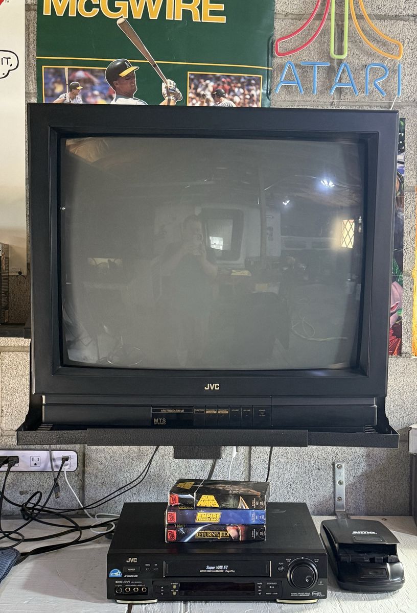 JVC AV-2672S 26” CRT TV & HR-4600U S-VHS VCR Combo w/ S-Video, Wall Mount & Star Wars Tapes