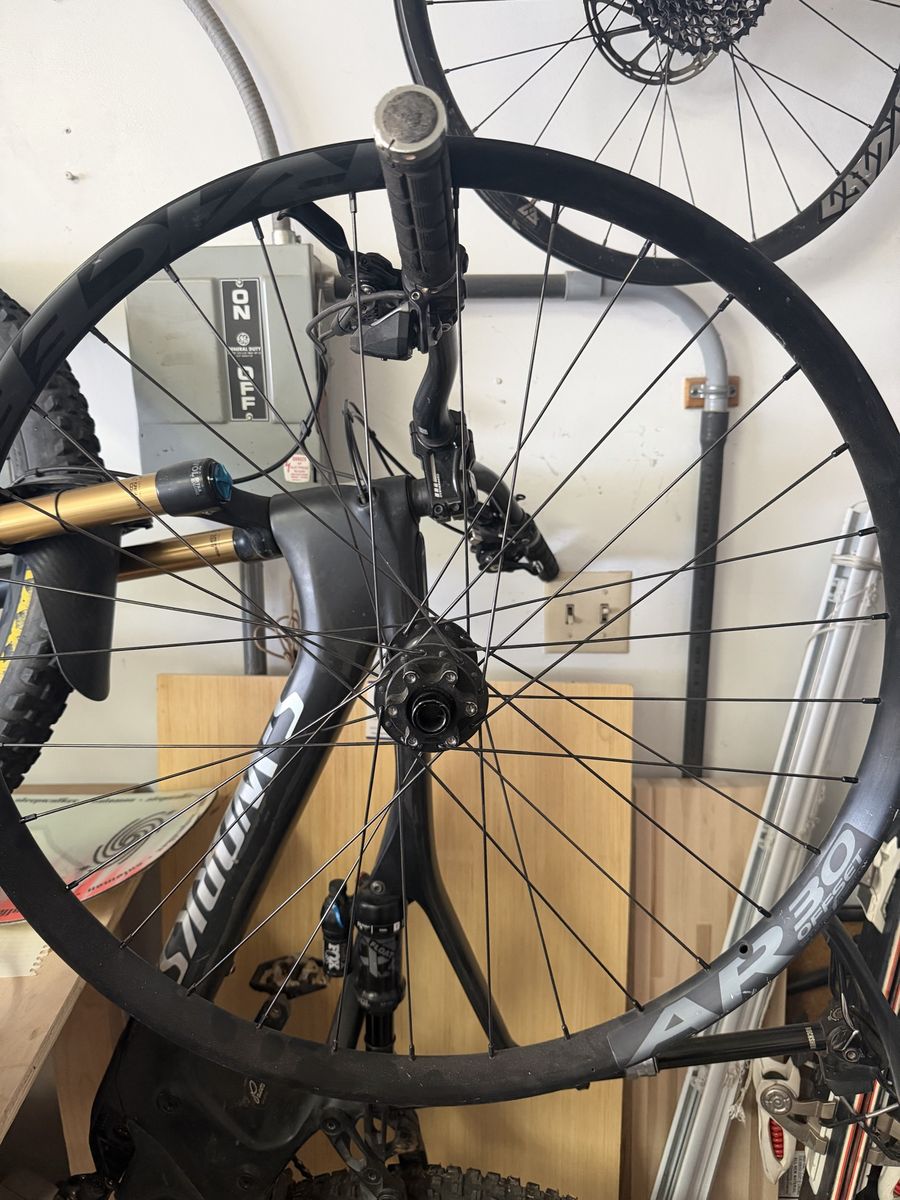 27.5 mountain bike front rim raceface with dt Swiss hub