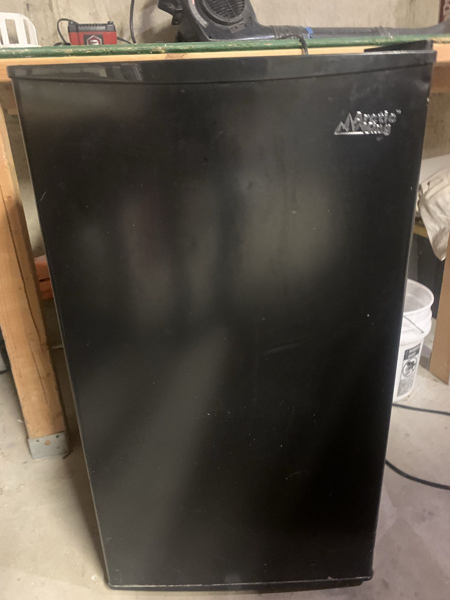 Arctic King mini fridge with Top Freezer, Used - Great for Dorms, Office