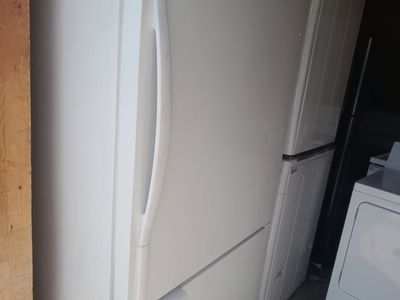 Very Nice Amana Refrigerator w/Bottom Freezer