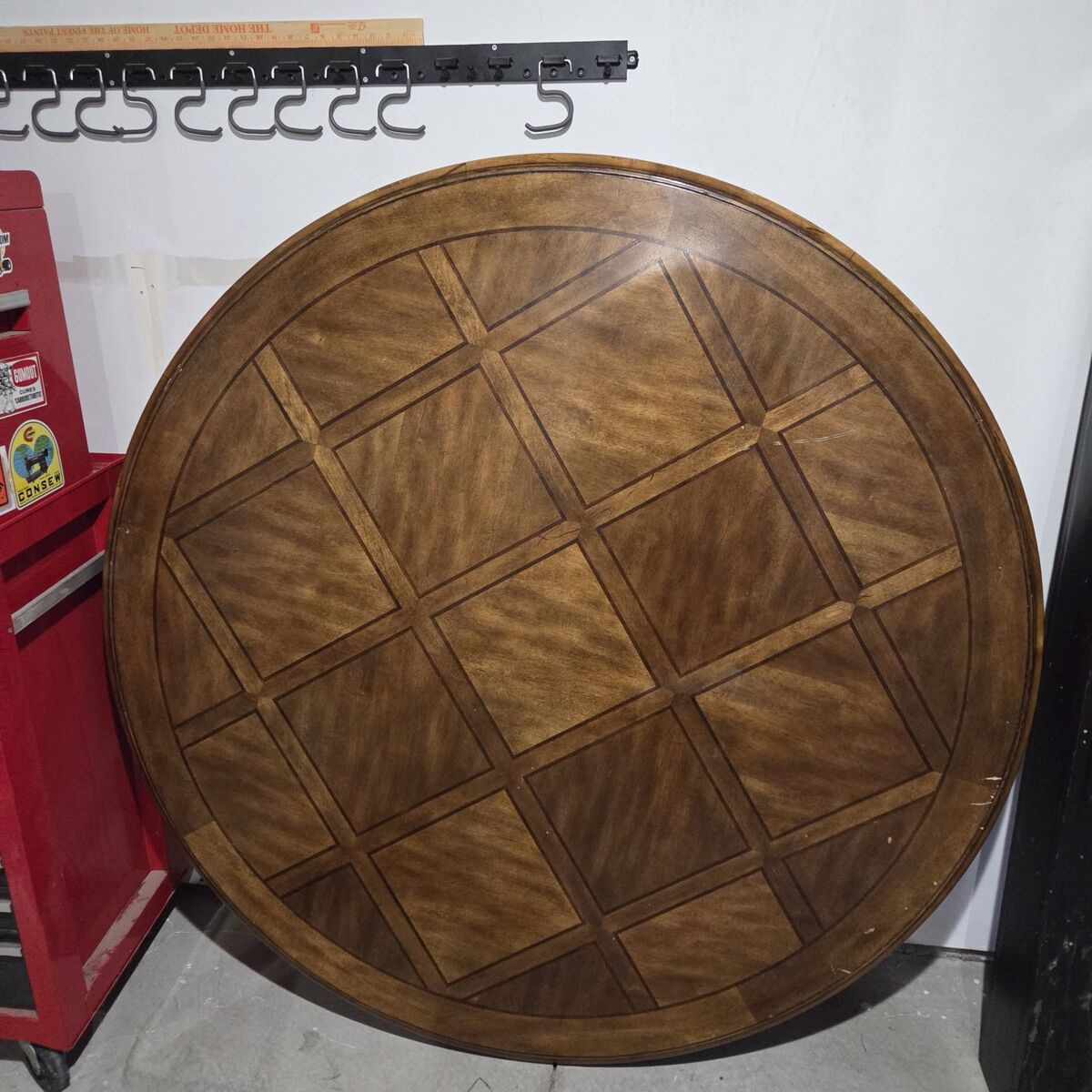 Beautiful 5ft Round Dining Table Center Mast