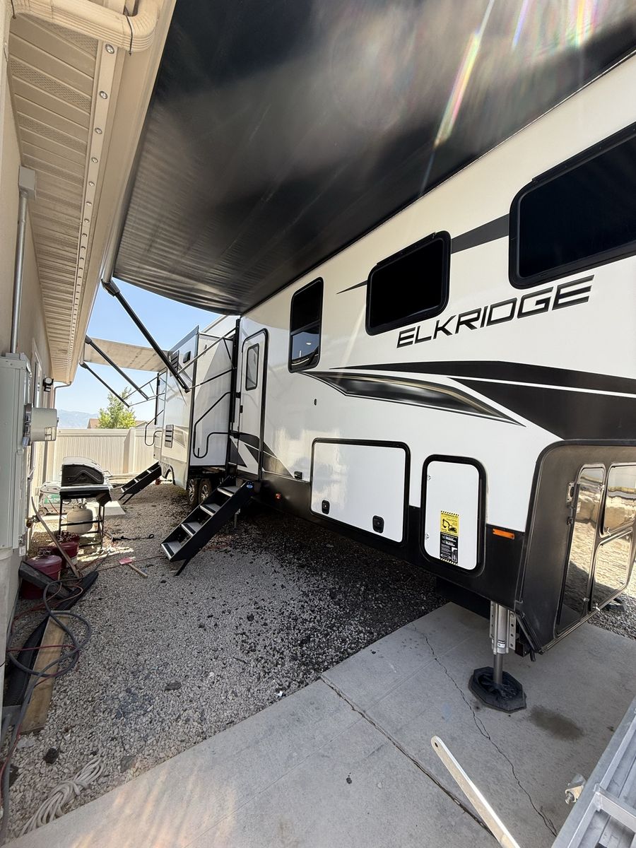 ElkRidge Fifth Wheel RV - Spacious Luxury Camper, Excellent Condition