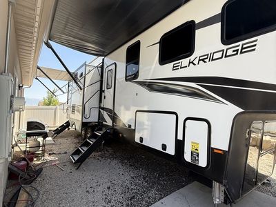 ElkRidge Fifth Wheel RV - Spacious Luxury Camper, Excellent Condition