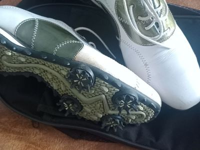 Golf shoes