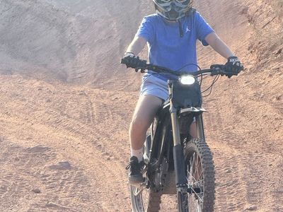 2025 Surron Light Bee X. Under 200 miles. Electric Dirt Bike - Black Off-Road E-Bike with Headlight