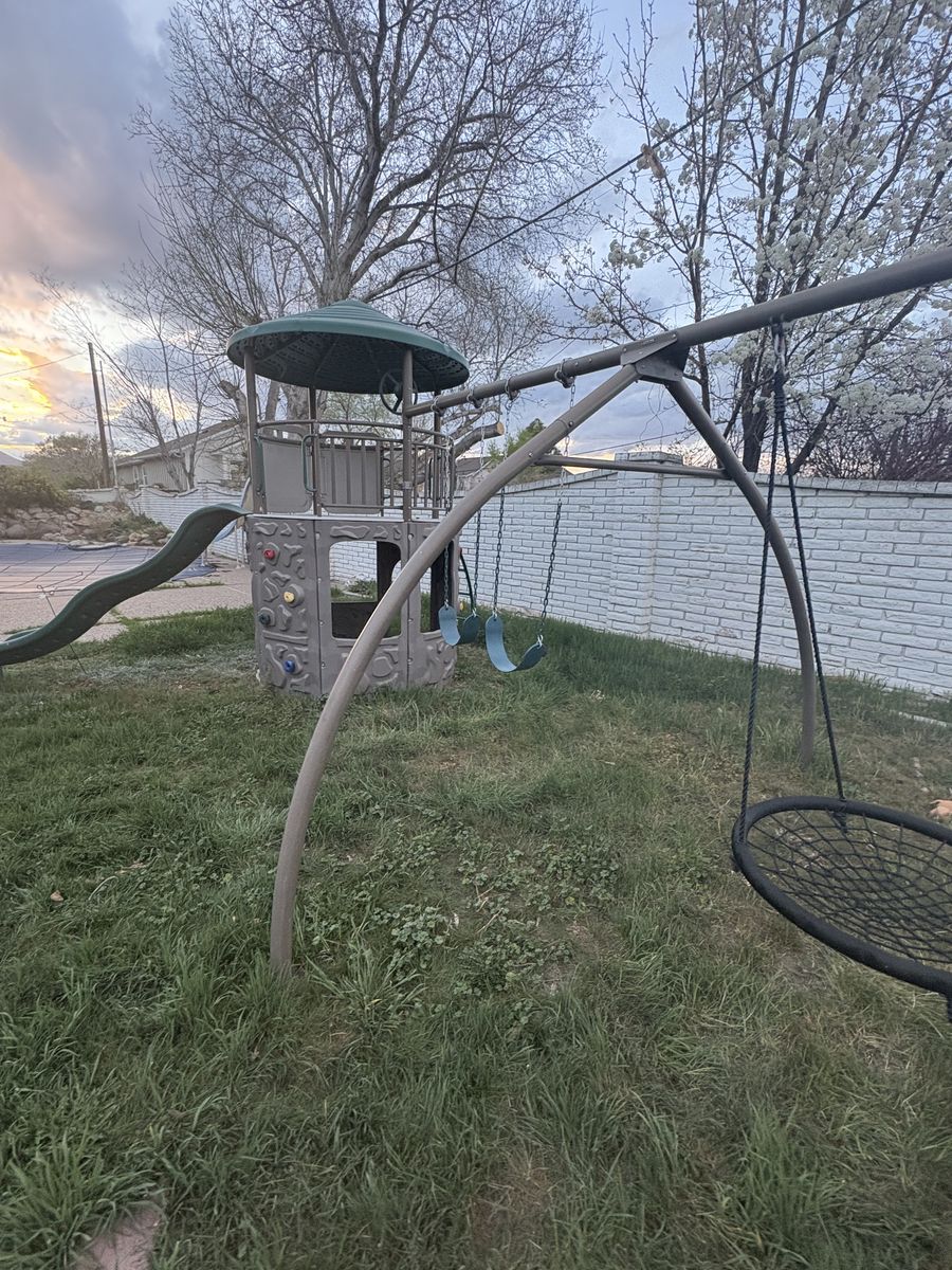 Lifetime Backyard Place Set High-Quality