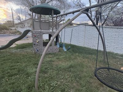 Lifetime Backyard Place Set High-Quality