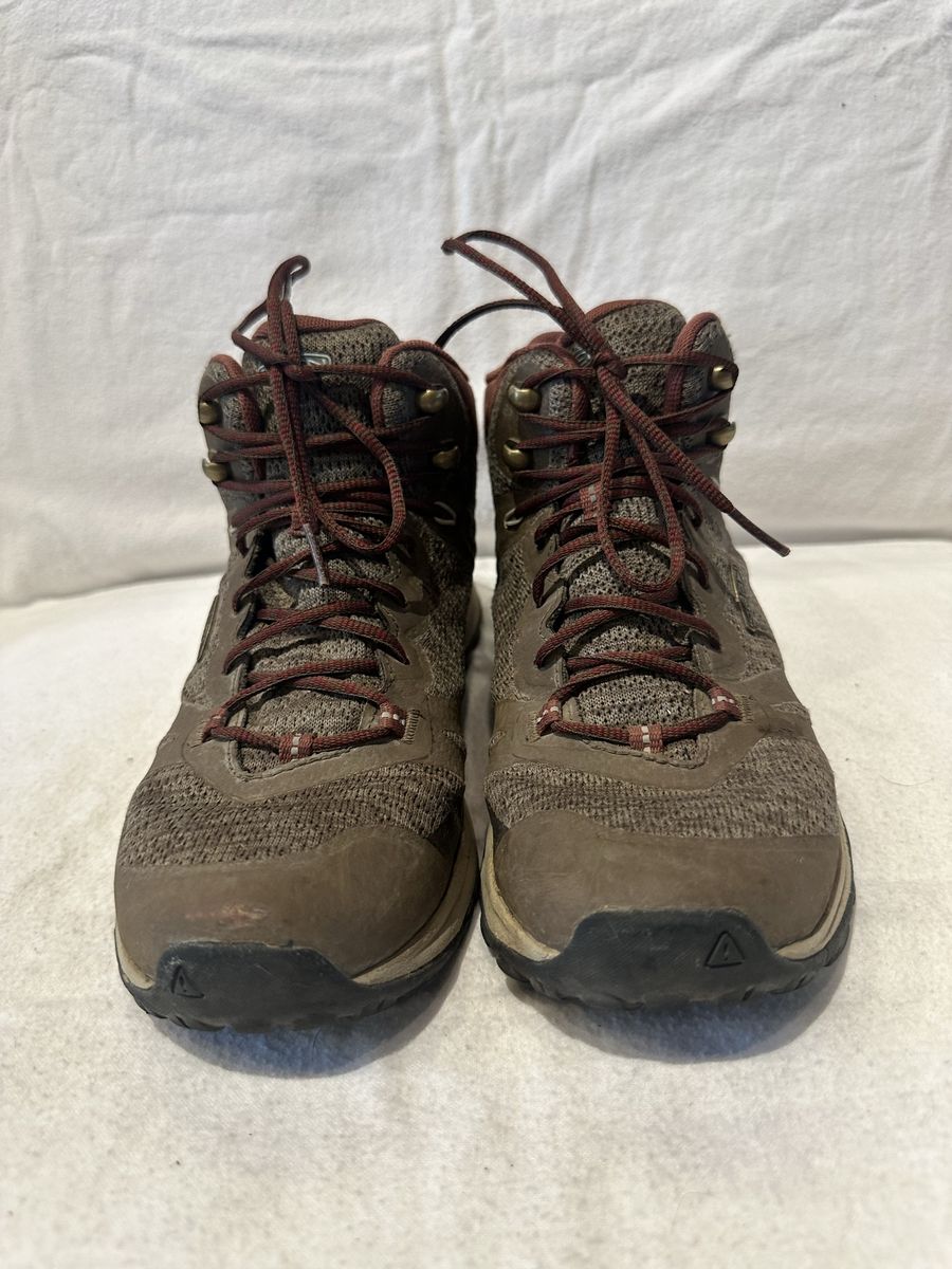 Keen women’s size 8 brown/burgundy Wtrprf hiking boots