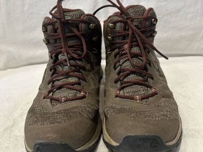 Keen women’s size 8 brown/burgundy Wtrprf hiking boots