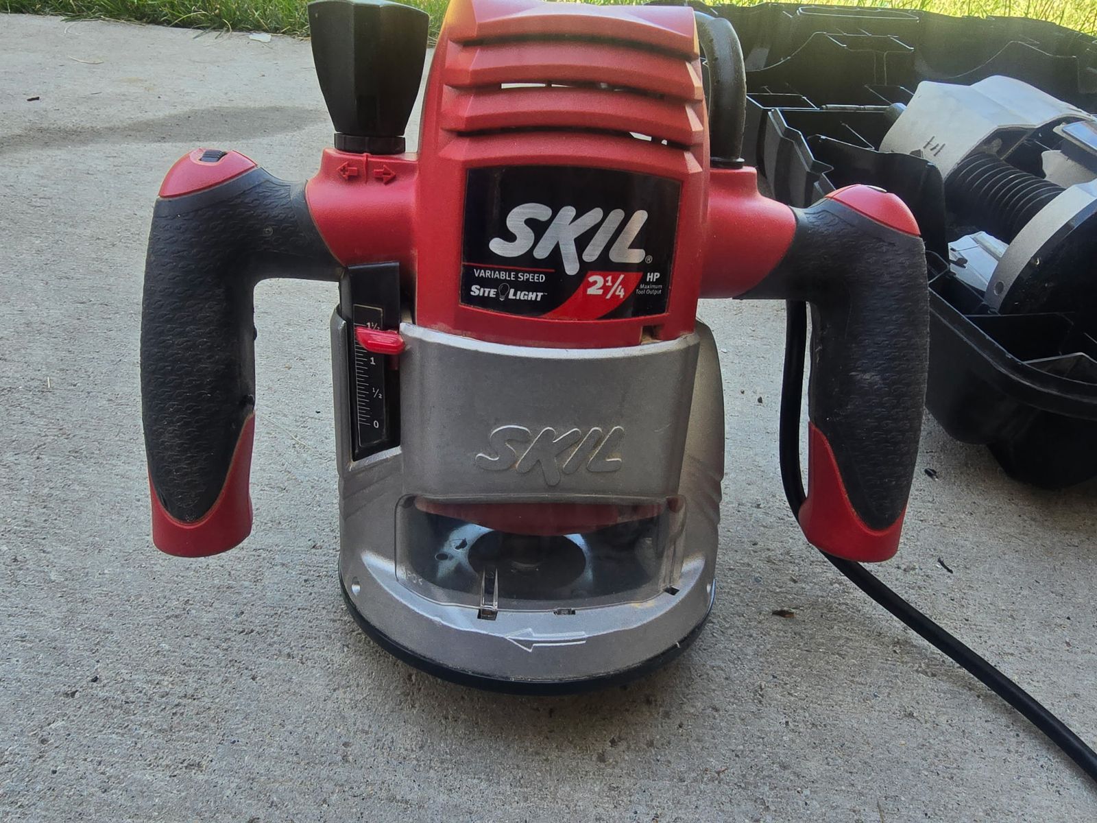  Skil 1825 2-1/4 HP Plunge & Fixed Base Wood Router – Variable Speed 11-Amp Power Tool