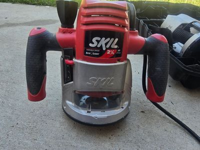 Skil 1825 2-1/4 HP Plunge & Fixed Base Wood Router – Variable Speed 11-Amp Power Tool