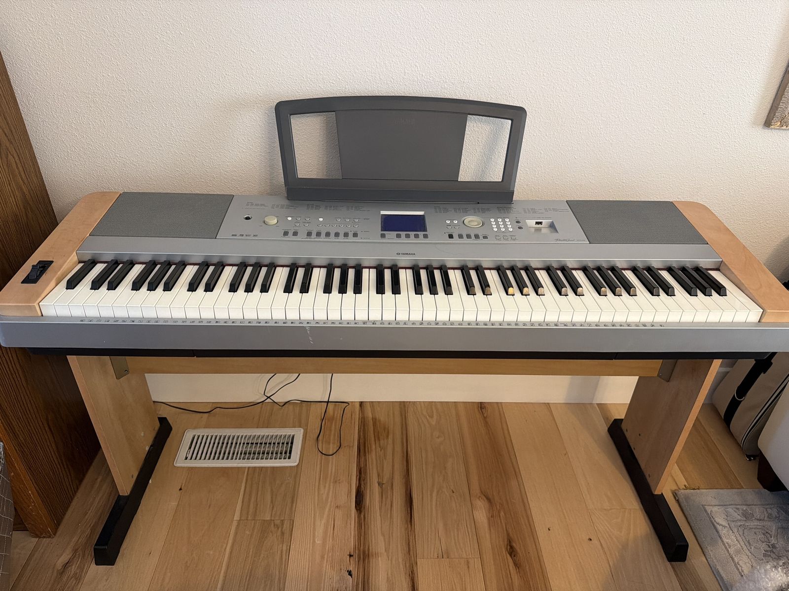 Yamaha Portable Grand DGX-640