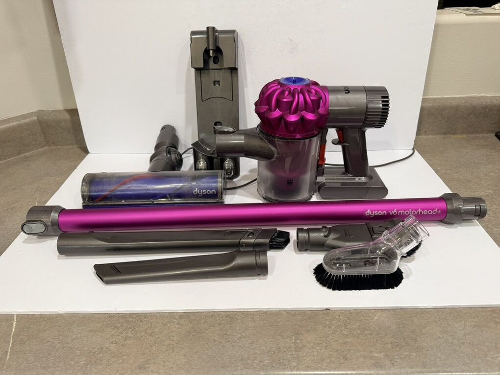 Nice Dyson V6 Motorhead+ Vacuum & Parts w/Battery