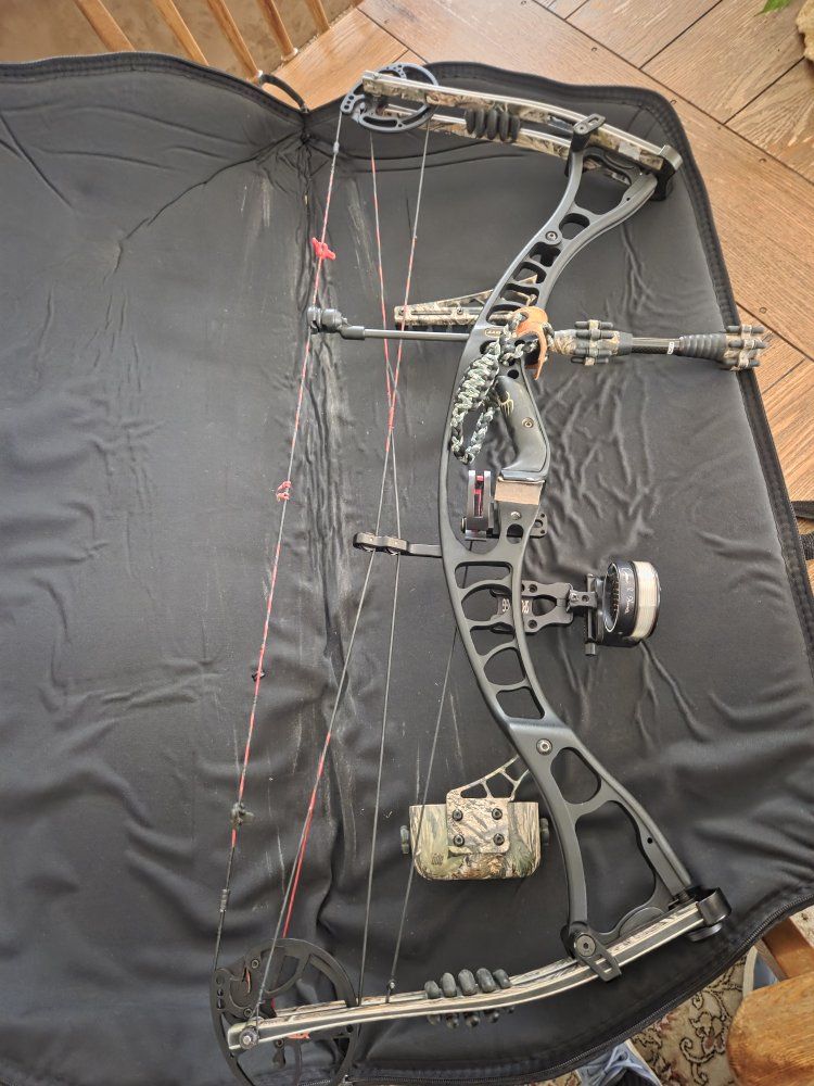Hoyt Maxxis 35 Compound Bow Package with Sight, Rest, Stabilizer, Arrows, and Case
